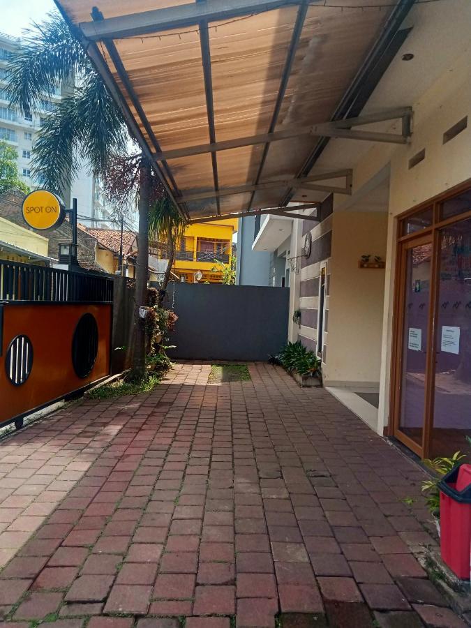 Radio Backpacker Guesthouse Syariah Bandung Zewnętrze zdjęcie